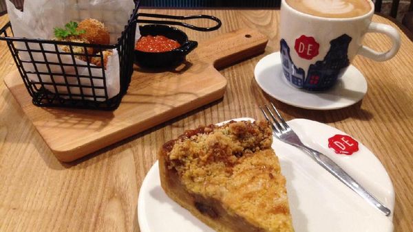 Ngemil Apple Tart Sambil Ditemani Latte Bertabur Stroopwafel