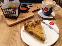 Douwe Egberts Coffee: Menikmati Stroopwafel Caramel Latte Bersama Apple Tart Gaya Belanda
