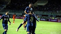 Dalam pertandingan ini, Arema FC sudah unggul tiga gol tanpa balas di babak pertama. Tiga gol dibuat Hanif Sjahbandi, gol bunuh diri Michael Yansen Orah, dan Cristian Gonzales. Arema menambah dua gol lagi pada babak kedua. Dua gol dibuat Gonzales.