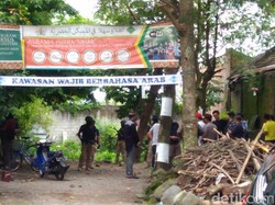 Densus 88 Amankan Terduga Teroris di Kampung Inggris Kediri