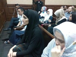 Begini Ekspresi Inneke Dampingi Suami Sidang di PN Tipikor