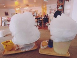 Snow Lemonade yang Leleh Saat Dituang Ekstrak Bunga Telang Ini Sedang Tren