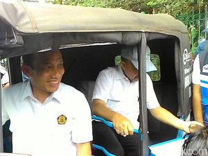 Arcandra Tahar Jajal Naik Bajaj di Monas