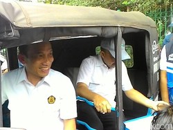 Arcandra Tahar Jajal Naik Bajaj di Monas