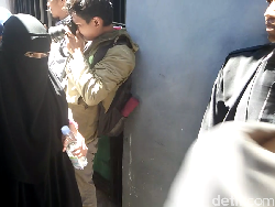 Polisi Bawa Dua Istri Soleh Terduga Jaringan Bom Panci Cicendo