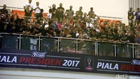 Trofi Piala Presiden 2017 menjadi milik Arema FC usai memenangkan partai final melawan Pusamania Borneo FC.