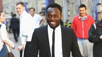 Lama merumput di Eropa, Michael Essien tetap peduli dengan kampung halamannya, Ghana. Essien mendirikan yayasan yang menyediakan kebutuah dasar seperti layanan kesehatan, air bersih untuk minum, toilet publik, dan perpustakaan. Foto: Michael Regan/Getty Images