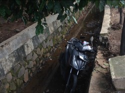 Diduga Mengantuk, Pemotor Ini Tewas Terperosok ke Got