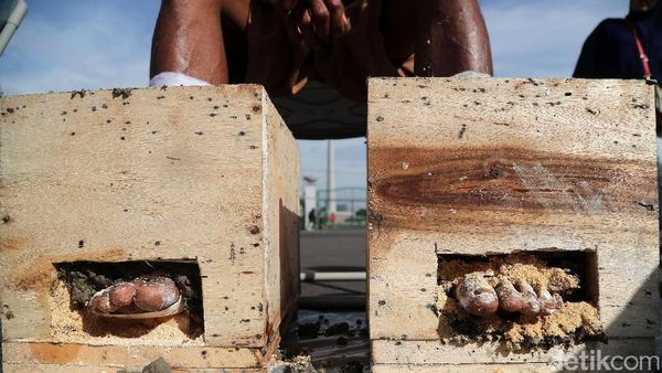 Petani Kendeng Lakukan Aksi Semen Kaki