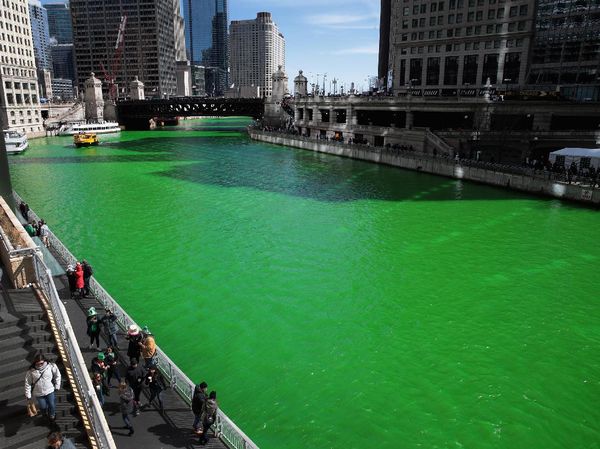 Sungai di Chicago Berubah Menjadi Hijau