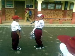 Haru, Saat Juhdi Berikan Sepatu Barunya untuk Abu Sepupunya