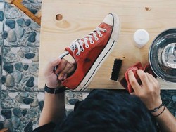5 Tips Mudah Cuci Sepatu yang Kena Banjir