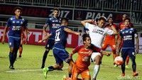 Kurnia Meiga berusaha mengamankan gawangnya dari serangan para pemain Pusamania Borneo FC.