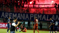 Begini ekspresi dan gaya Aji Santoso saat merayakan kemenangan tim kebanggannya.