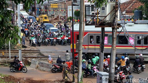 Pembangunan Flyover Perlintasan Kereta Bintaro