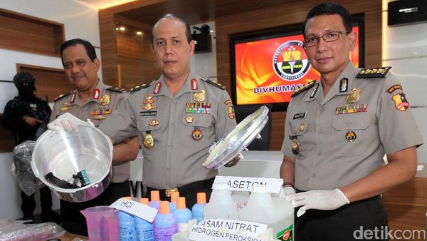 Polri Gelar Barang Bukti Bom Panci