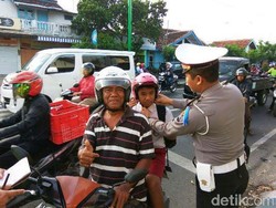 Polisi Banyuwangi Bagi-bagi Helm agar Masyarakat Taat Lalu Lintas