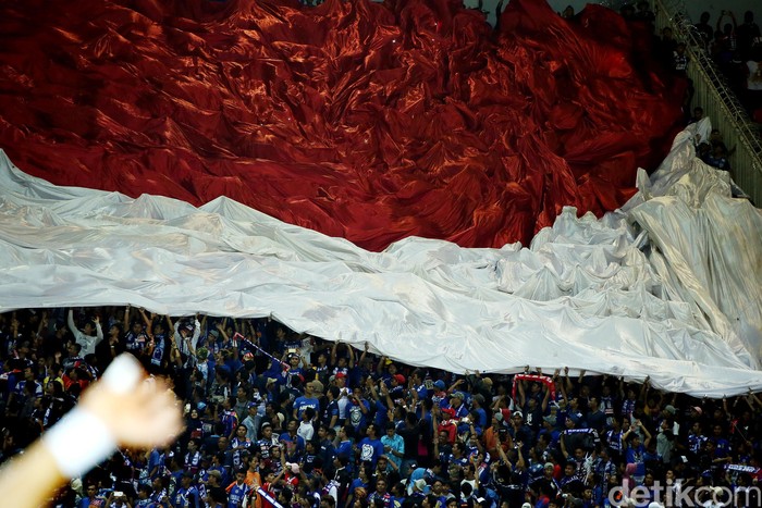 Bendera Merah Putih Raksasa di Final Piala Presiden 2017
