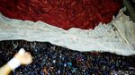Bendera Merah Putih Raksasa di Final Piala Presiden 2017