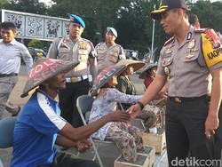 Kapolres Jakpus Temui Petani Kendeng yang Aksi di Monas