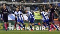 Di menit 74 tuan rumah kembali dalam posisi unggul. Alejandro Bergantinos Garcia mengubah kedudukan jadi 2-1 setelah dia menanduk bola hasil tendangan sudut ke dalam gawang. Pool/Miguel Vidal/Reuters/detikFoto.