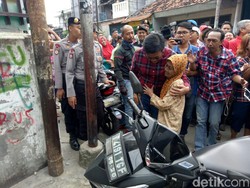 Saat Djarot Dipeluk Nenek Maimunah yang Menangis di Pasar Timbul