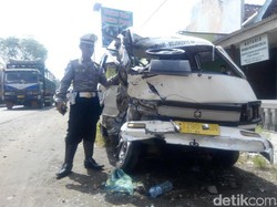 Angkot Ngebut Tabrak Truk di Mojokerto, Tiga Orang Luka