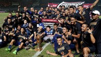 Tak lupa, mereka berfoto bersama trofi Piala Presiden 2017 usai mengalahkan PBFC 5-1.