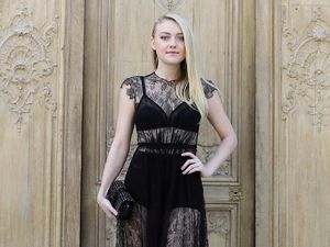 Heels atau Flat Shoes? Ini Pilihan Dakota Fanning