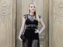 Heels atau Flat Shoes? Ini Pilihan Dakota Fanning