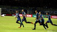 Para pemain Arema FC merayakan kemenangan.