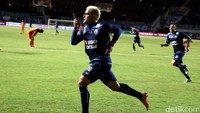  Cristian Gonzales merayakan gol.