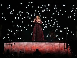 Curhat Wanita Berhijab yang Menangis Saat Tangannya Dicium Adele