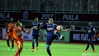 Fellipe Bertoldo berusaha mengontrol bola.