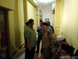 Para Menteri Kabinet Kerja Jenguk KH Hasyim Muzadi