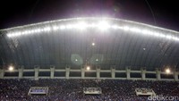 Suporter dari kedua kesebelasan tampak memadati Stadion Pakansari.