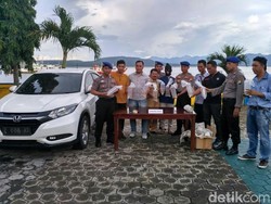 Polisi Ungkap Penyelundupan Benur Lobster Pakai Mobil Mewah