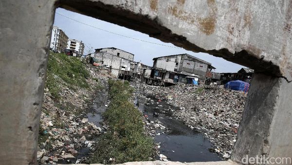 Kali Gendong Jadi Lautan Sampah