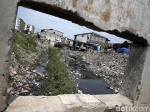 Kali Gendong Jadi Lautan Sampah