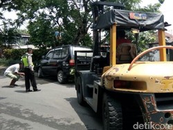 Mobil Tabrak Pohon Setelah Sang Sopir Jadi Korban Modus Penipuan
