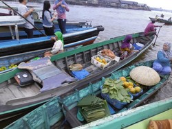 Menilik Pasar Terapung yang Ikonik di Banjarmasin
