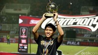 Adam Alis terpilih menjadi pemain terbaik Piala Presiden 2017. 