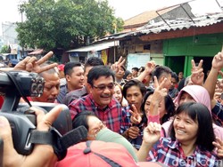 Dijaga Puluhan Polisi Saat Blusukan, Djarot: Tak Usah Terlalu Ketat