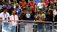 Tidak hanya para pemain, official Arema FC juga menerima medali.