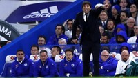 Antonio Conte memberikan pengarahan kepada para pemain Chelsea. Pool/Eddie Keogh/Reuters/detikFoto.