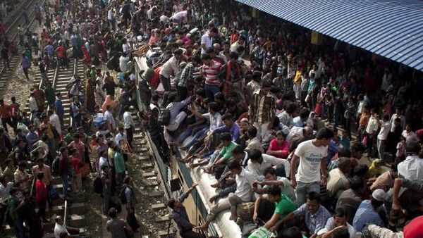 Potret Kereta Api Super Padat yang Bikin Ngeri