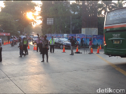 Suasana di Simpang Kebon Nanas yang Mulai Ditutup Pagi Ini