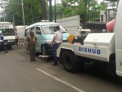 7 Angkutan Umum Tak Laik di Jaksel Dimasukkan ke Rawa Buaya