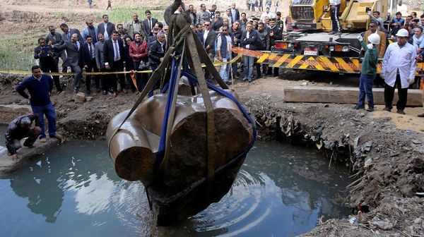 Patung Firaun Diangkat Dari Lokasi Penemuan