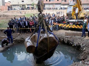 Patung Firaun Diangkat Dari Lokasi Penemuan